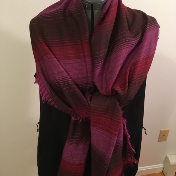 Eddie Bower Berry Fringe Large Scarf NWT - Picture 2 of 5